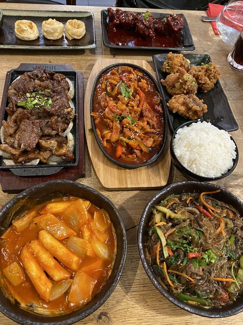 Where To Find: Halal Korean Restaurants in London - Halal Girl About Town Dinner Korean Food, Korean Yummy Food, Korean Takeout Aesthetic, Halal Restaurant London, Korean Food Aesthics, Korean Food Astethic, Korean Cuisine Aesthetic, Korean Street Food Aethstetic, Halal Food In Korea