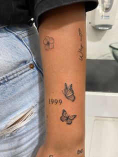 Butterfly Tattoos On Arm, Mangas Tattoo, Simple Arm Tattoos, Archeological Sites, Basic Tattoos, Sticker Tattoo, Hand And Finger Tattoos, Woman Tattoo, Tattoos For Women Half Sleeve