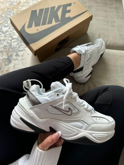 Nike Trainers Outfit, Gym Shoes Aesthetic, Nikes For Women, Tenis Aesthetic, Women Shoes Aesthetic, Tennis Nike, Pretty Sneakers, Trendy Shoes Sneakers, Pretty Shoes Sneakers