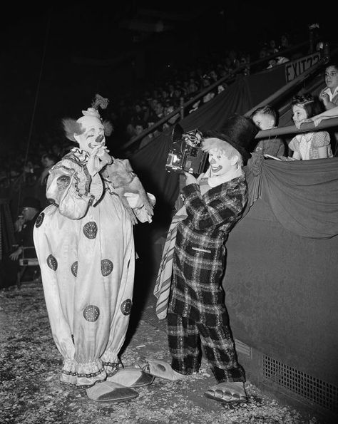 Vintage Clowns, Cirque Vintage, Vintage Bizarre, Old Circus, Morris Dancing, Creepy Clowns, Pierrot Clown, Creepy Carnival, Circus Aesthetic