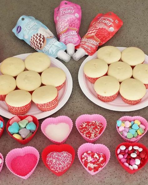 Kids Valentine Party, Valentines Party Food, Valentines Class Party, Valentines Bricolage, Kindergarten Valentines, Valentinstag Party, Galentines Party, Preschool Valentines, Valentines Cupcakes