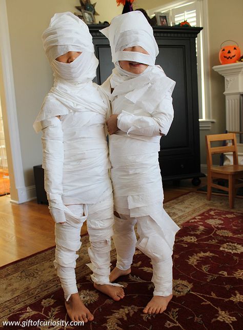 Halloween activities for kids: With a roll of toilet paper, you can turn your child into a mummy with this fun toilet paper mummies Halloween activity. || Gift of Curiosity Family Friendly Costumes, Mummy Costume Diy, Girl Zombie Costume, Diy Mummy Costume, Diy Minion Costume, Costumes Faciles, Diy Kids Clothes, Paper Costume, Diy Toilet Paper