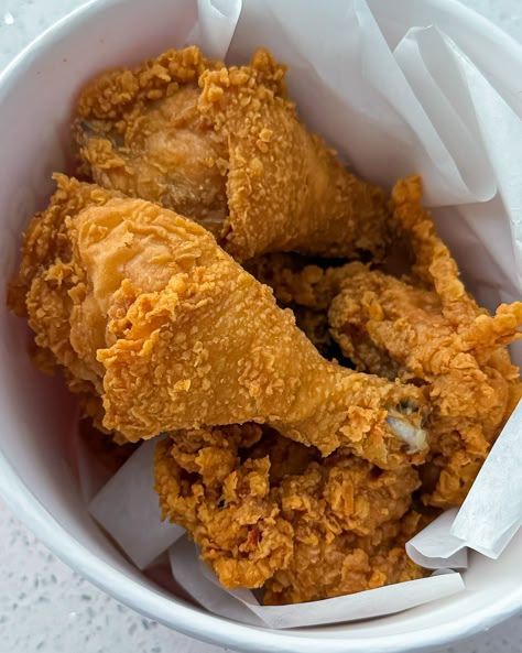 Chicken Recipe Aesthetic, Unhealthy Food Snacks, Chicken Aesthetic Food, Fried Chicken Aesthetic, Jollibee Aesthetic, Jollibee Fried Chicken, Filipino Fried Chicken, Food Cravings Aesthetic, Jollibee Food