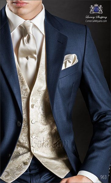 Beauty And Beast Wedding, Wedding Tux, Mens Wedding Attire, Bride Ideas, Wedding Suits Groom, Groomsmen Suits, Fashion Suits For Men, Groomsmen Attire, Groom Outfit