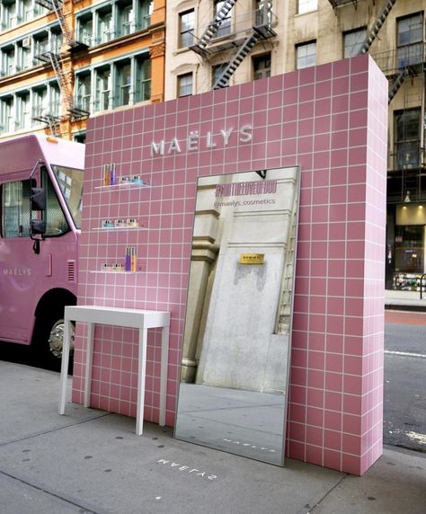 Pop Up Signage Ideas, Brand Activation Ideas Creative, In Store Activation, Beauty Pop Up Event, Brand Activations & Experiential Marketing, Beauty Activation, Pink Food Truck, Food Truck Aesthetic, Brand Experience Activation