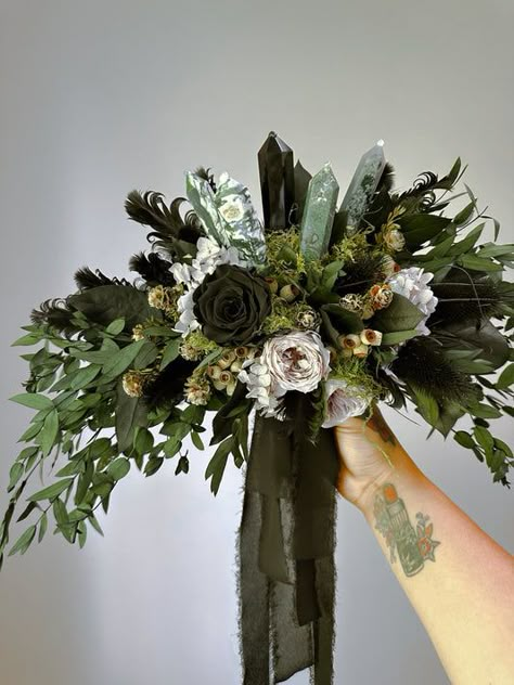 Alternative Wedding Flowers, Crystal Wedding Decor, Wedding Flower Alternatives, Flowers And Crystals, Dark Green Wedding, Dark Wedding Theme, Forest Theme Wedding, Crystal Bouquet, Green Bouquet