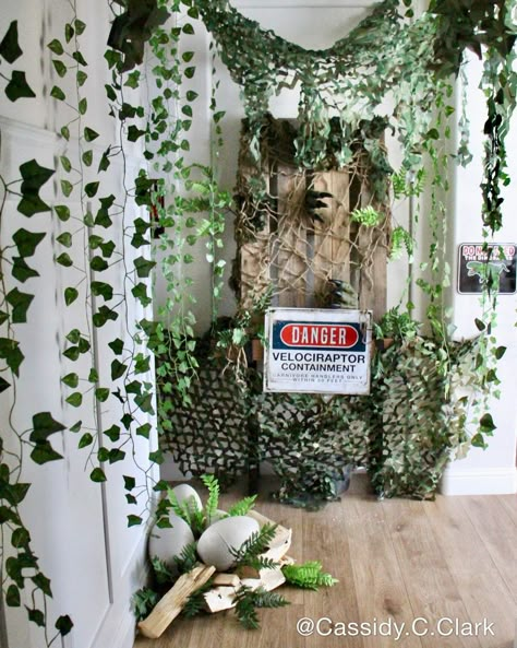 Luke’s Jurassic Birthday Party | CatchMyParty.com Jurassic Birthday Party Decorations, Jurassic Park Bday Party, Dinosaurs Birthday Party Decorations, Dino Theme Party Decor, Jurassic Park Office Decor, Jurassic World Room Ideas, Jurassic Park Themed Birthday Party, Elegant Dinosaur Party, Jurassic Theme Party