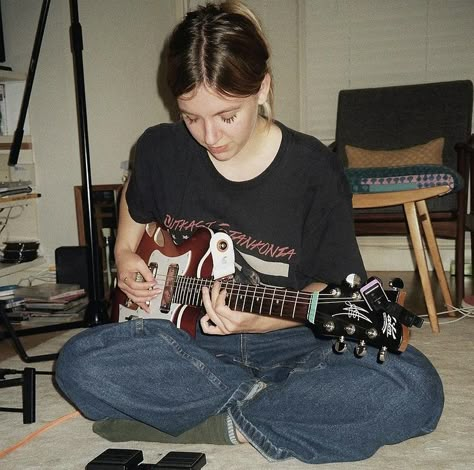 Aesthetic Person Photography, Musician Aesthetic Guitar, Girl Playing Electric Guitar, Singer Songwriter Aesthetic, Playing Guitar Aesthetic, Indie Grunge Aesthetic, Guitar Photoshoot, Guitar Picture, Girl With Guitar