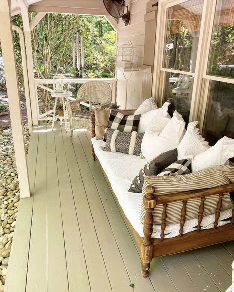 Porch Sleeping Ideas, Screened In Porch Bed, Twin Bed On Porch, Screen Porch Daybed, Daybed Porch Ideas, Day Bed On Porch, Daybed On Screened Porch, Daybed Sunroom Ideas, Diy Porch Daybed