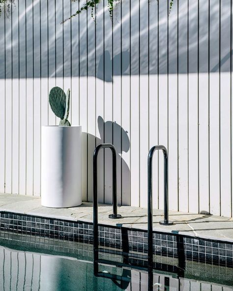 @harrisonslandscaping shared a photo on Instagram: “Stunning contrast between the matt black pool ladder and white backdrop. The pool interior is a black pool tile which creates a beautiful…” • Jan 20, 2021 at 6:00pm UTC Pool Ladder Ideas, Black And White Pool, Pool Patio Decor, Pool Ladders, Back Garden Landscaping, Pool Interior, Poolside Vibes, Ron Dorff, Pool Gardens