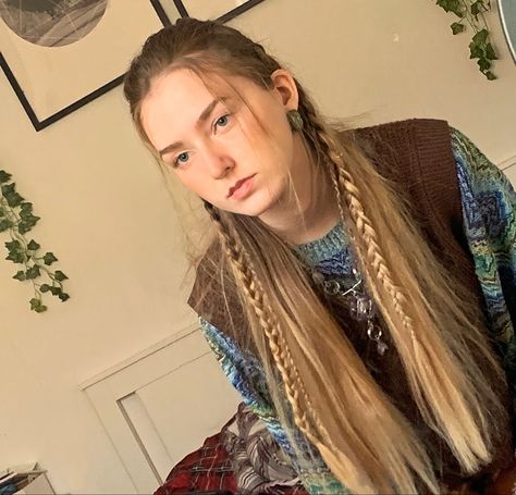 Funky Hairstyles Long Hair, 70s Braided Hairstyles, 70s Hairstyles Braids, Long Fairy Hairstyles, Grunge Hairstyles Braids, Hairstyles For Long Hair Grunge, Whimsigothic Hairstyles, Artsy Hairstyles Long, Cute Funky Hairstyles