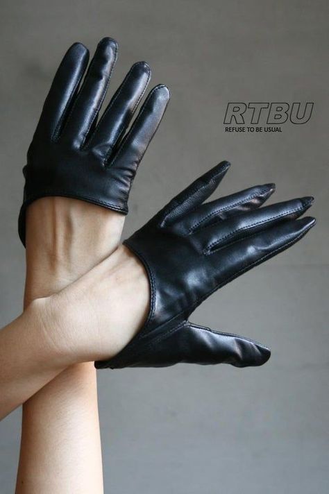 Biker Gloves, Runway Model, Evening Gloves, Fashion Gloves, Gloves Fashion, Punk Rocker, Black Leather Gloves, Fashion Runway, Fitness Models Female