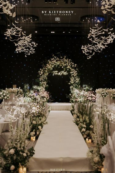 Wedding Ballroom Decor, Indoor Wedding Decorations, White Wedding Decorations, Wedding Hall Decorations, Indoor Wedding Receptions, Wedding Background Decoration, Wedding Reception Design, Indoor Wedding Ceremonies, White Hall