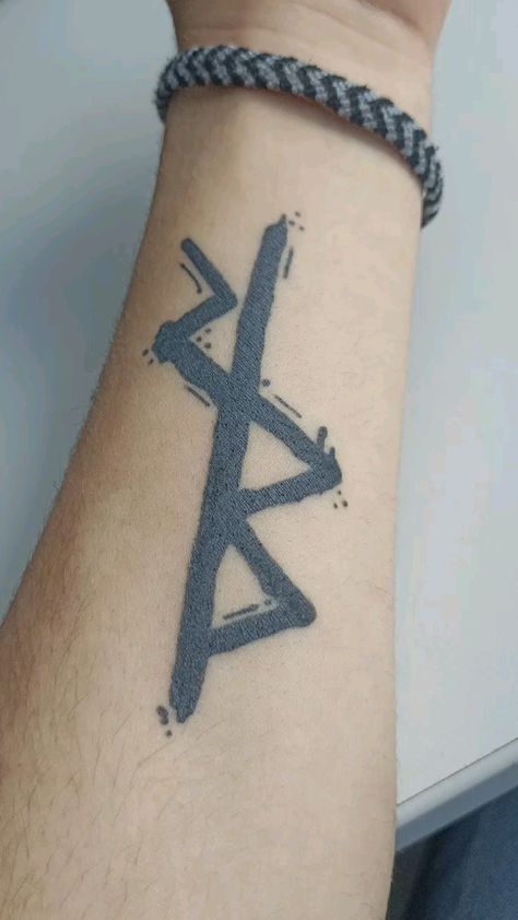 Outsider Mark Tattoo, Edge Runner Cyberpunk Tattoo, Tattoo Ideas Cyberpunk, Titanfall 2 Tattoo Ideas, Edge Runners Tattoo, Cyberpunk Edge Runners Tattoo, Cyberpunk Spine Tattoo, Cyberpunk Tattoo 2077, Cyberpunk Hand Tattoo