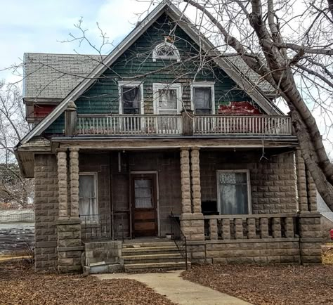 Old Time House, Old Run Down Houses, Victorian House Photography, Old House Reference, Old Houses Exterior, Small Old House Aesthetic, Old House Aesthetic Outside, Punk House Exterior, Old Timey House