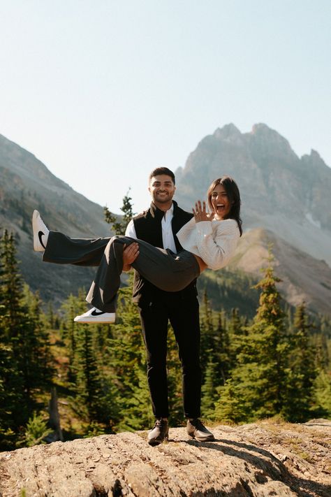 Banff Helicopter Proposal - a secret helicopter ride proposal in the mountains in Banff National Park, shot by Havilah Heger Photography. Glacier National Park Proposal, Proposal Ideas Mountains, Mountain Proposal Ideas, Banff Proposal, Hike Proposal, Hike Engagement, Helicopter Proposal, Hiking Proposal, Proposal Mountain