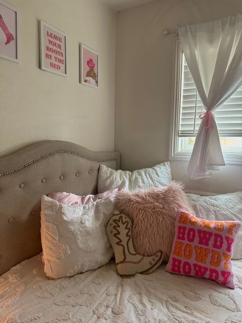 Preppy Western Room Ideas, Preppy Cowgirl Dorm Room, Pink Cow Print Room Decor Aesthetic, Nashville Room Aesthetic, Preppy Western Bedroom Ideas, Cute Western Dorm Room Ideas, Country Theme Dorm Room, Preppy Western Decor, Country Dorm Decor