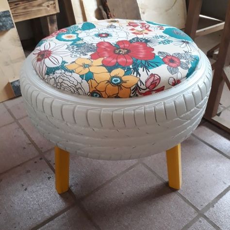 Tyre Seats, Tyre Ottoman, Repurpose Tires, Kursi Ban, Tyre Ideas, Booth Display Design, Tire Ottoman, Repurposed Tire, Sitting Furniture