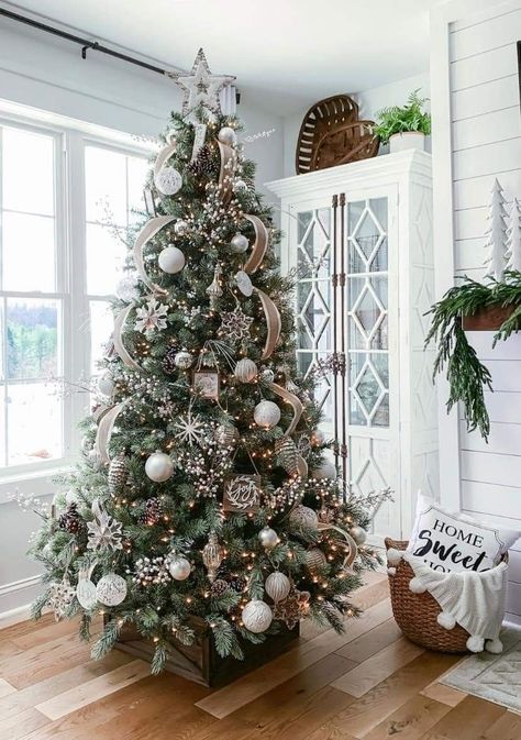 White And Silver Ornaments, Christmas Tree With Burlap, Unique Christmas Trees Themes, Gold Christmas Tree Ideas, Decoration Ideas Christmas, Christmas Tree Inspo, Potted Christmas Trees, Burlap Christmas Tree, Decorating Ideas Christmas