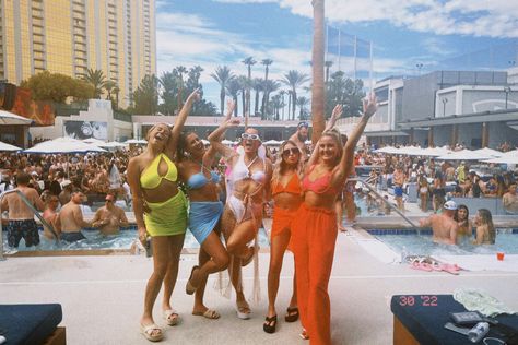 Vegas Pool Party Bachelorette, Vegas Bachelorette Pool Party Outfits, Day Club Pool Party Outfit, Vegas Pool Party Aesthetic, Dayclub Pool Outfit, Vegas Pool Outfit, Day Club Outfit Vegas Pool, Bachelorette Pool Party Outfit, Las Vegas Pool Party Outfit