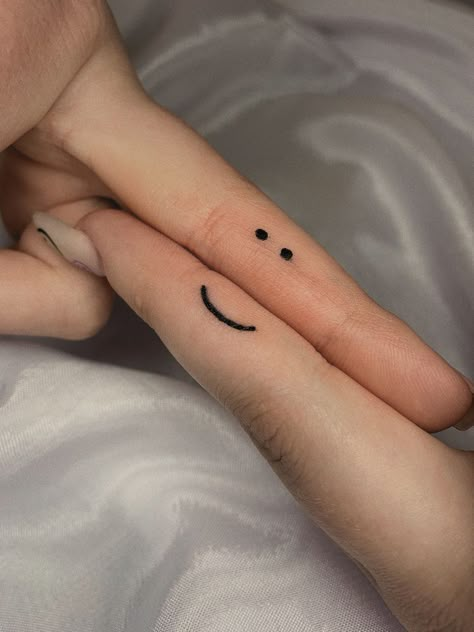 Finger Tattoo For Best Friends, Smiley Finger Tattoo With Friend, Smiley Face Finger Tattoo With Friend, Smiley Face Tattoo Matching, Matching Smiley Face Tattoos, Friends Finger Tattoo, Smiley Face Finger Tattoo, Sister Finger Tattoos, Small Bff Tattoos