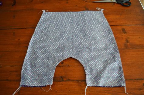 Baby Harem Pants Pattern, Harem Pants Diy, Pants Pattern Free, Harem Pants Pattern, Pants Tutorial, Baby Harem Pants, Origami Fashion, Adventure Outfit, Baby Sewing Patterns