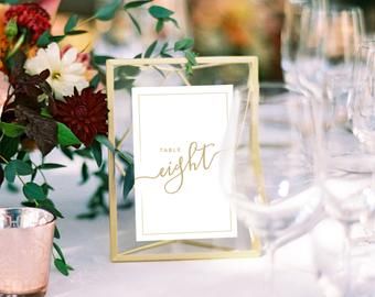 Pretty Wedding Centerpieces, Wedding Table Number Ideas, Table Number Ideas, Rose Gold Table, Gold Wedding Signs, Beautiful Wedding Centerpiece, Gold Table Numbers, Number Ideas, Metallic Wedding