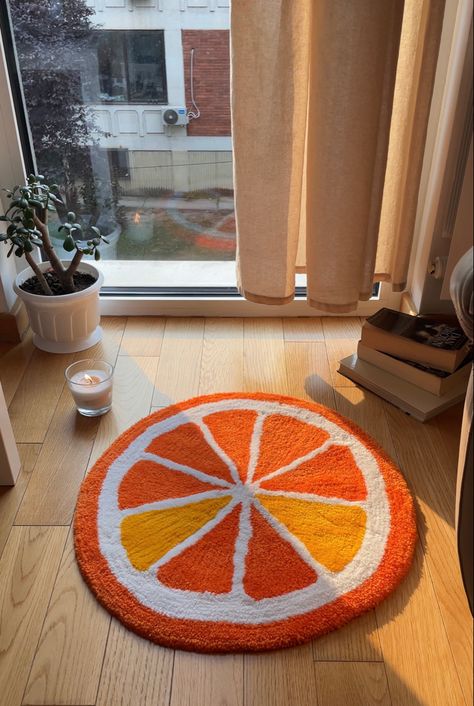 I wanted a tuft rug for a long time but I couldn’t decide what I wanted, so I ordered a Orange because it’s my fav juice. And to mix it up, so it doesn’t seem plain and boring, I asked if they could add two parts of the orange a bit yellow. It turned out sooo good! I got it from “Good Mood Rugs”. Link included of their Instagram profile! Small Orange Rug, Aesthetic Tufting Ideas, Easy Rug Designs, Tuft Rug Diy, Simple Rug Tufting Design, Fun Carpet Ideas, Tufted Rug Inspiration, Grapefruit Rug, Fall Tufted Rugs