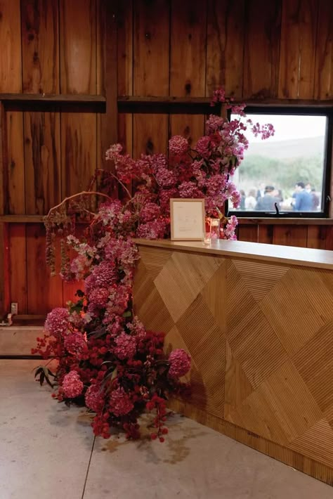 A Wedding in a Red Barn on the California Coast Chateau Wedding Decor, Flower Bar Ideas, Bar Florals, Bar Flowers, Cocktail Hour Decor, Contemporary Floral Design, Roman Garden, Floral Bar, Decoration Buffet