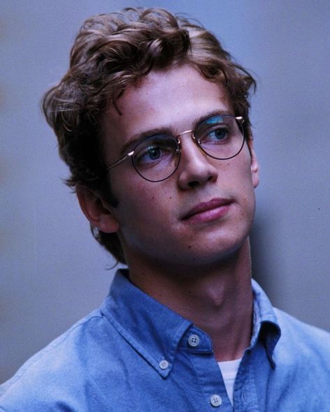 80s 90s 00s’s Instagram post: “Hayden Christensen as Stephen Glass in ‘Shattered Glass’, 2003.” Man With Glasses, Anakin Vader, Adam Brody, Star Wars Anakin, Hayden Christensen, Marmaris, Star Wars Memes, Anakin Skywalker, Smash Cake