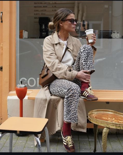 Burgundy Sneakers Outfit, Red Sox Outfit, Looks Adidas, Maroon Outfit, Burgundy Sneakers, Trainers Outfit, Looks Jeans, Burgundy Outfit, Look Adidas