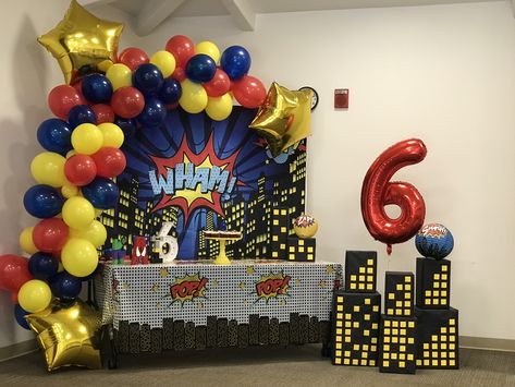 Super Hero party ideas! Super Hero party cake table backdrop with balloon garland  Hero city buildings #superheroes #heroes #superheroe ,  balloons  #one #firstbirthday #firstbirthdayideas #fiestastematicas #ideasparafiestas Hero Party Ideas, Super Hero Party Ideas, Backdrop With Balloon Garland, Avengers Birthday Party Decorations, Superman Birthday Party, Spiderman Birthday Party Decorations, Cake Table Backdrop, Superhero Party Decorations, Marvel Birthday Party