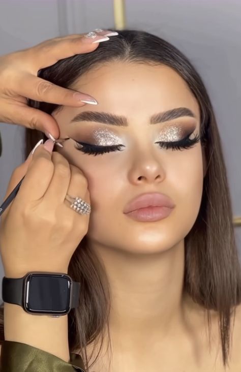 Makeup With Black Sequin Dress, Eye Makeup Silver Dress, Short Reflective Nails, Silver Makeup Ideas For Prom, Makeup Ideas For A White Dress, Classy Prom Makeup Looks, Black And Silver Eye Makeup Simple, Silver Gown Makeup Look, Black Sequin Dress Makeup