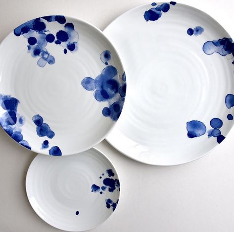 Indigo Decor, Ceramic Plates Designs, Salad Bowls Ceramic, Ceramic Cutlery, Ceramics Pottery Bowls, Painted Ceramic Plates, Diy Pottery Painting, Cerámica Ideas, Pottery Painting Designs