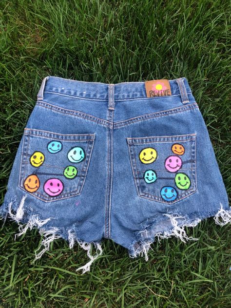 Fabric Paint Jeans Ideas, Painting Jean Shorts Ideas, Jean Short Painting Ideas, Painted Shorts Aesthetic, Jean Shorts Painting Ideas, Painting Shorts Ideas, Pinturas Em Shorts Jeans, Painted Shorts Ideas, Shorts Painting Ideas