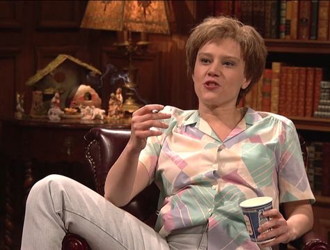 Kate McKinnon on SNL Snl Halloween Costumes, Snl Halloween, Themed Dinner Ideas, Kate Mckinnon Snl, Debbie Downer, Mardi Gras Ball, Best Halloween Costumes Ever, Themed Halloween Costumes, Casey Affleck