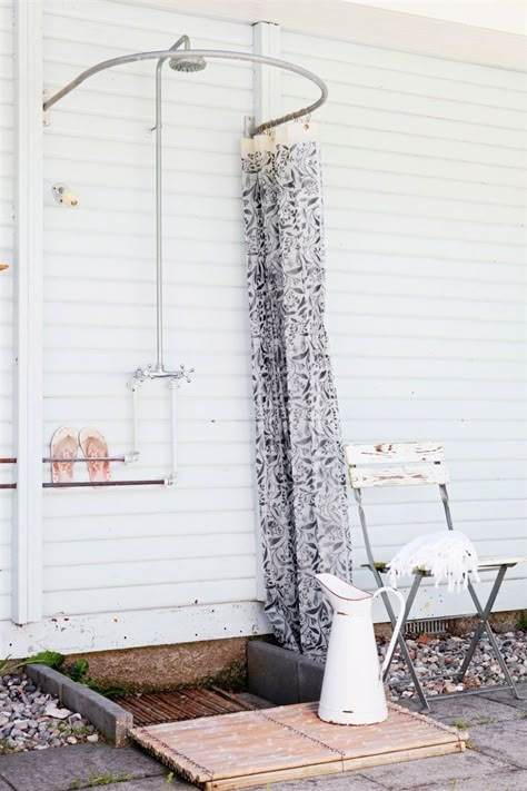 15 Fabulous Outdoor Shower Ideas Letting You Cherish a Comforting Open-Air Bath! Outdoor Shower Ideas, Outside Showers, Pool Shower, Outdoor Showers, Outdoor Bathroom, Outdoor Bath, Bar Patio, Outdoor Bathrooms, South Shore