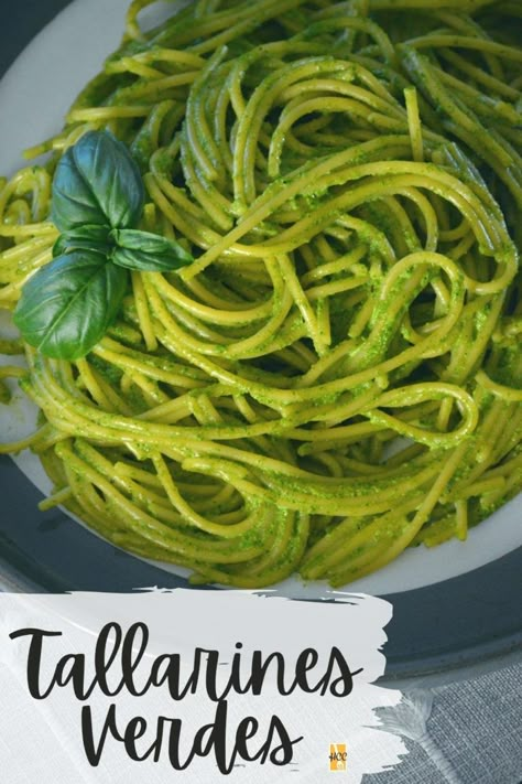 Peruvian Noodles, Peruvian Pesto, Peruvian Pasta, Salsas Recipes, Green Spaghetti Recipe, Spinach Queso, Green Pasta Recipe, Green Noodles, Peruvian Dishes