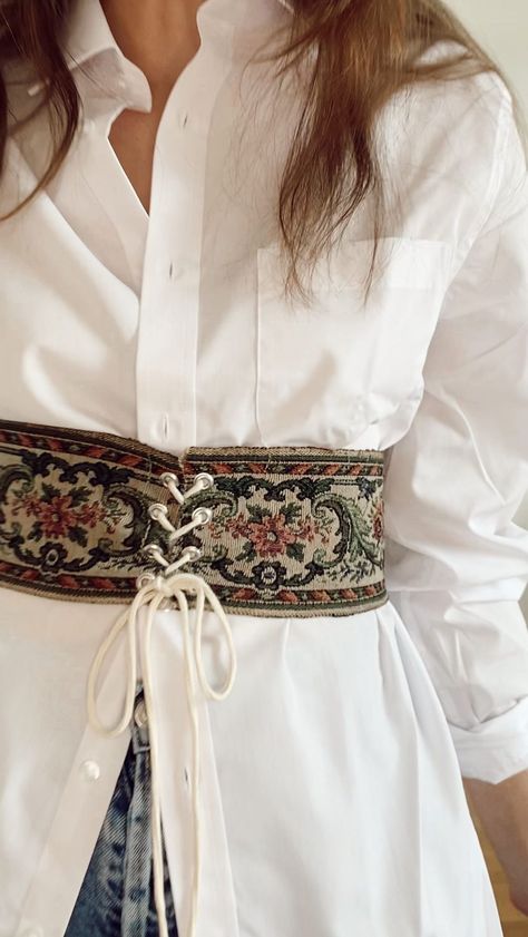 How To Wear A Corset Belt, Fabric Corset Belt, Fabric Making Ideas, Homemade Clothes Ideas, Corset Over Top, How To Make A Belt, Corset Belt Outfit Casual, Fabric Belt Diy, Corset Belt Diy