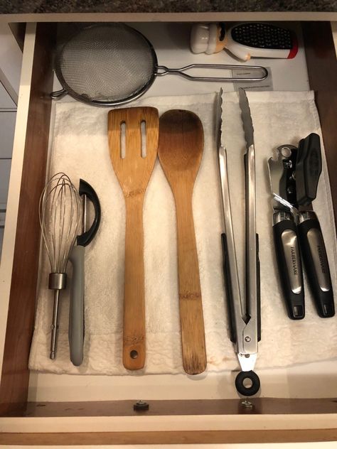 How to Create Your Own Minimalist Kitchen - This Mama Blogs Midcentury Maximalist, Utensils Organization Ideas, Drawer Organisation, Extreme Minimalism, Minimal Mom, Minimalist Kitchen Essentials, Kitchen Rehab, Cozy Minimalism, Kitchen Looks