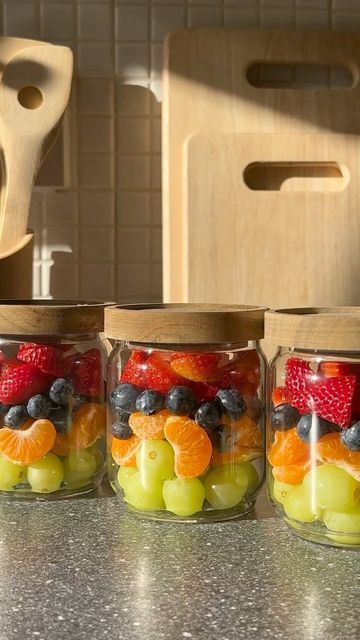 Lunch Aesthetic Home, Aesthetic Food Container, Fruit Salad Lunch, Aesthetic Meal Prep Containers, Snacks While Studying, Fruit Salad Aesthetic Instagram, Meal Prep Aesthetic Fridge, Fruit Salad Meal Prep Mason Jars, Jar Fruit