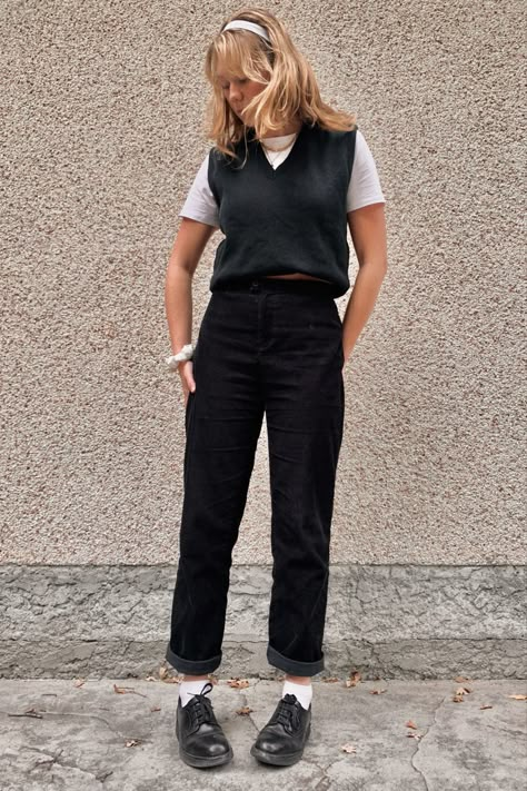 Corduroy Mom Jeans Outfit, Black Cordoury Pants Outfits, Black Coudroy Pants Outfit Women, Navy Courderoy Pants Outfits, Black Courdory Pants Outfits Winter, Black Barista Outfit, Black Courderoy Pants Outfit Women, How To Style Black Corduroy Pants, Teacher Outfits Masc