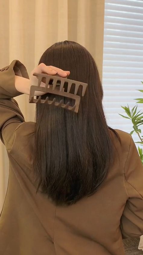 How To Style With Claw Clip, Thick Hair In A Claw Clip, How To Use Claw Clips In Long Thick Hair, Closed Hairstyles For Short Hair, Claw Clip Open Hairstyles, Short Straight Hair Claw Clip, Big Hair Claw Clips Styles, Hair Using Claw Clip, How To Put Claw Clips In Short Hair