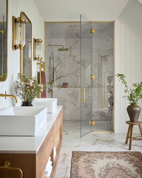 Simplistic Bathroom Ideas, Bathroom White Marble Floor, Calming Bathroom Ideas, White And Gold Bathroom Decor, Restoration Hardware Bathroom, Dallas House, White Bathroom Decor, Loft Bathroom, Primary Bathroom