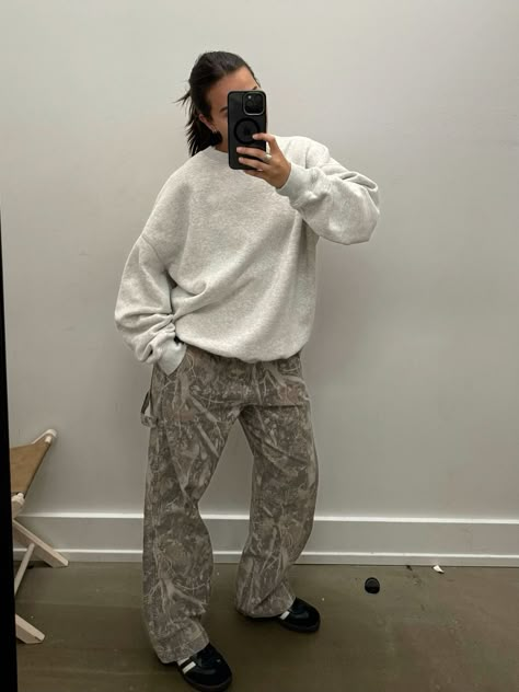 Baggy Clothes Outfit Fall, Light Camo Pants Outfit, Camo Pants Outfit Street Style, Camo Cargo Pants Outfit Street Style, Outfits With Camo Pants, Camo Pants Fashion, Camp Pants Outfit, Camo Pants Outfits, Wide Leg Sweatpants Outfit