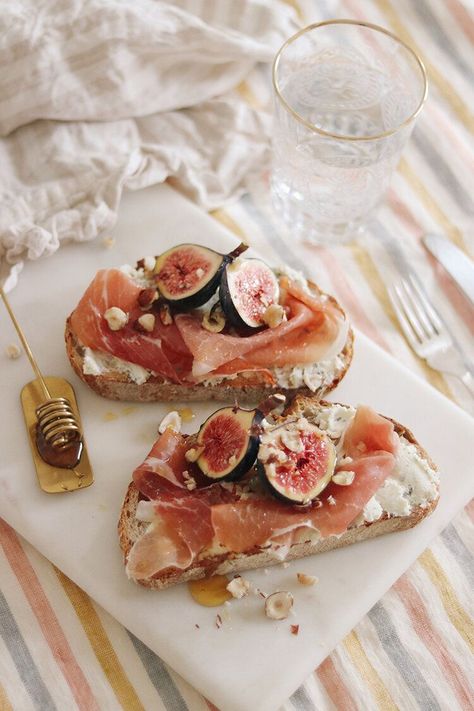 Fig and Parma Ham Toast- a delicious brunch recipe or fancy breakfast idea Fig Toast Recipe, Beautiful Lunch Ideas, Bistro Lunch Ideas, Brunch Plating Ideas, Aesthetic Toast Breakfast, Fancy Toast Ideas, Fancy Bar Food, Breakfast Brunch Party Ideas, Breakfast Ideas For Restaurant