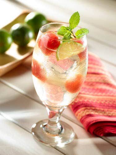 Lime Infused Water, Lipton Ice Tea, Green Tea Diet, Fruit Infused Water Recipes, Rum Cocktail Recipes, Infused Waters, Make Simple Syrup, Cherry Limeade, Infused Water Recipes