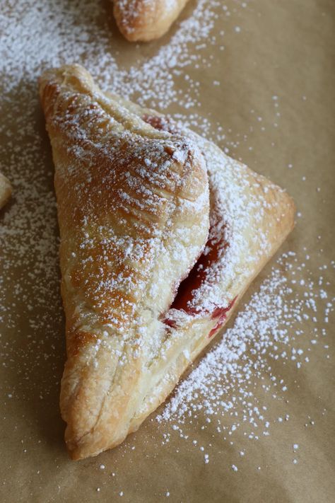 Easy Raspberry Turnovers!! Three ingredient raspberry turnovers! These are so good and so easy to make! Fill them with anything! Raspberry Pastry Recipes, Raspberry Turnovers, Puffed Pastry Recipes, Fresh Raspberry Recipes, Easy Hand Pies, Recipes Using Puff Pastry, Crescent Roll Dessert, Raspberry Pie Filling, Using Puff Pastry