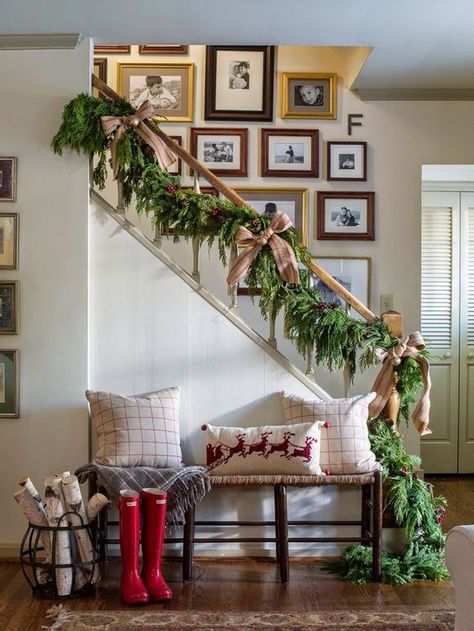 a lush evergreen garland with burlap bows and jingle bells for stairs decor Midwest Living Magazine, Natal Country, Christmas Stairs Decorations, Christmas Staircase Decor, Holiday House Tours, Christmas Stairs, Christmas Staircase, Staircase Decor, Stair Decor