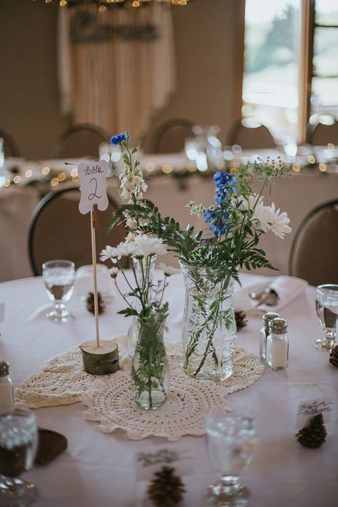 Wedding Vintage Centerpieces, Round Wedding Table Centrepiece, Wedding Table Doilies, Spring Wedding Round Table Settings, Circle Table Decorations Wedding, Doily Wedding Decor Table Settings, Doily Centerpiece Wedding, Wedding Decor Round Table Ideas, Vintage Vases Wedding Table